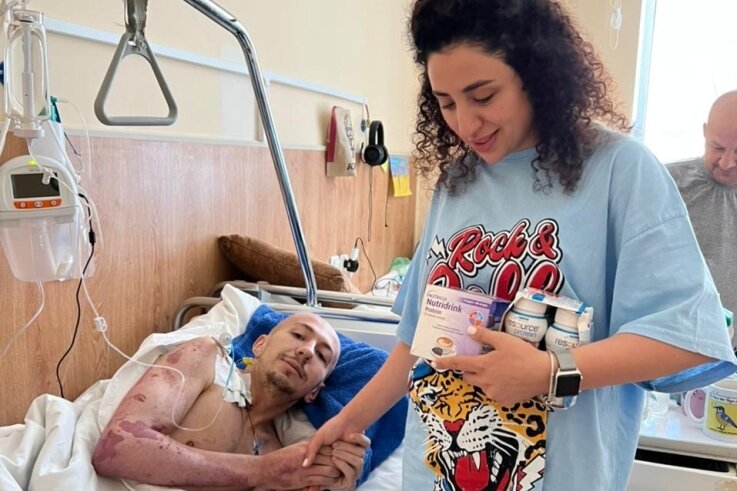 Von Greifendorf nach Kiew: So erlebt eine junge Ärztin die Schrecken des Ukraine-Kriegs - Alvina Andriiasova, eine junge ukrainische Ärztin, im Kriegsgebiet mit einem schwer verletzten Patienten. Seine Eltern haben ihr Haus verloren und dürfen mit im Krankenhaus wohnen. 
