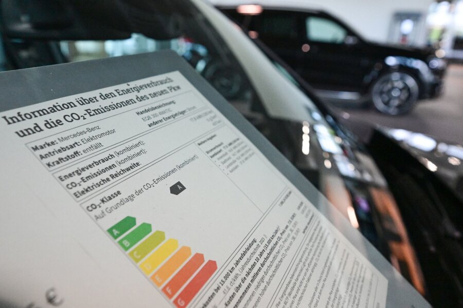Von Grün bis Rot: Wie das Pkw-Label Verbrauchern helfen soll - Verbraucher sollen beim Autokauf mit einem neuen Pkw-Label künftig unter anderem besser über den Verbrauch und die Emissionen ihres potenziellen Neuwagens informiert werden.