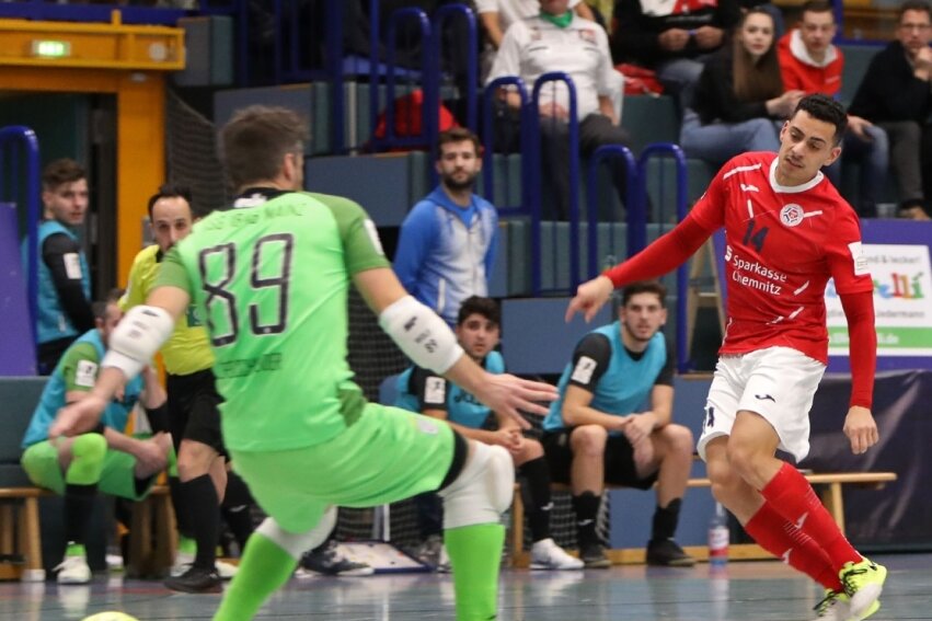 Von Hohenstein ins Nationalteam - Gut in Form: Im Bundesliga-Spiel gegen Mainz am 20. November schenkte Gabriel Oliveira von HOT 05 Futsal dem Mainzer Schlussmann Christian Wölfelschneider zwei Treffer ein. 