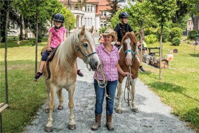 Von Hüpfburg bis Kletterwand: In der Baldauf Villa Marienberg werden die Sommerferien eröffnet - Zum Ferienstart in der Baldauf Villa konnten die Kinder auch auf Pferden reiten.
