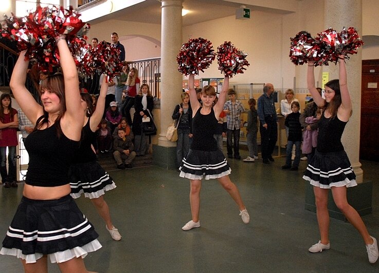 
              <p class="artikelinhalt">Im Flur des Mittweidaer Gymnasiums begeisterten die Cheerleader die Gäste mit ihren tänzerischen Darbietungen. </p>
            