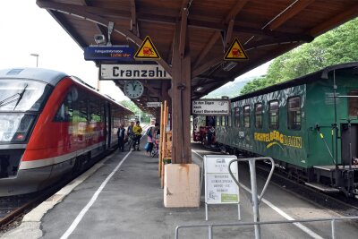 Von Karfreitag bis Ende Oktober: Mit der Erzgebirgsbahn und Länderbahn von Chemnitz nach Komotau - Am Bahnhof Cranzahl fährt am Karfreitag ein Zug nach Komotau.