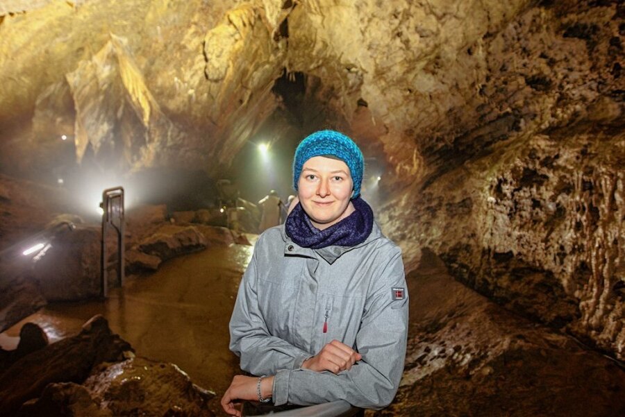 Von Kiel ins Vogtland: 18-Jährige tauscht Küste gegen Drachenhöhle ein - Nach einer Woche der Hospitation führt Wanda Fey die Besucher der Drachenhöhle in Syrau nun selbstständig zu den Stalaktiten und Stalagmiten. Ihr Arbeitsplatz fasziniert sie dabei jedes Mal aufs Neue. 