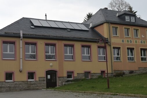 Die ehemalige Kindertagesstätte "Villa Kunterbunt" in Schönheide steht seit Ende 2020 leer. Jetzt soll dort ein Arzt einziehen. 