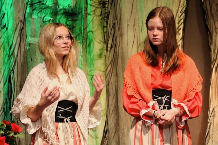Von Kindern für Kinder: In Thum ist wieder Märchenzeit - Schneeweißchen (Clementine Loos) und Rosenrot (Francis Lieberwirth) - die beiden Namensgeberinnen für das Stück.