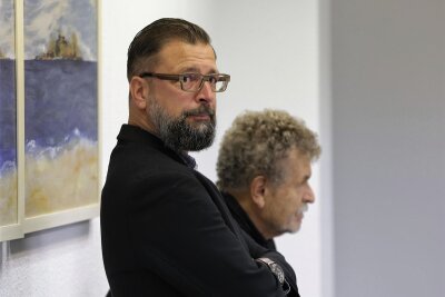 Von kühl bis emotional: Glauchauer Oberbürgermeister verurteilt - Glauchaus Oberbürgermeister Marcus Steinhart mit seinem Anwalt Jürgen Schwenker im Gerichtssaal.
