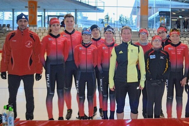 Von Legende beflügelt - Das Mylauer Team mit Betreuer Stephan Mothes (ganz links) und Eisschnelllauf-Ikone Claudia Pechstein (mit gelb-schwarzer Jacke). 