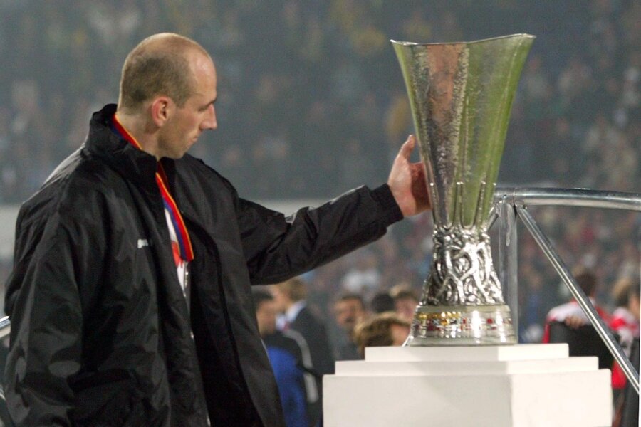 Von Libuda bis Ricken: Borussia Dortmunds Europacup-Finals - Im Jahr 2002 unterlag Borussia Dortmund mit Stürmer Jan Koller das Finale des UEFA-Cups dem Team von Feyenoord Rotterdam. Diesmal soll es anders laufen.