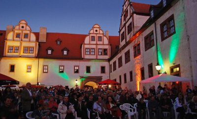 Von mittelalterlich-rustikal bis romantisch-musikalisch - 
              <p class="artikelinhalt">Im Glauchauer Schlosshof wurde es beim Irish-Folk-Festival richtig eng. </p>
            