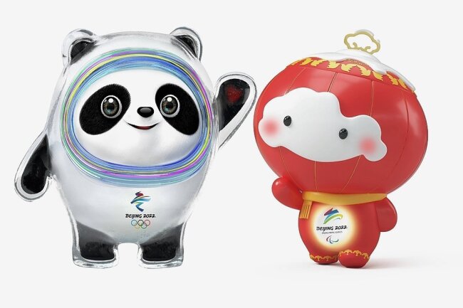 Die Maskottchen für Peking 2022: Panda Bing Dwen Dwen (l.) soll als Botschafter für den Wintersport dienen. "Bing" bedeutet Eis und symbolisiert auch Reinheit und Stärke, und "Dwen Dwen" ist ein Symbol für Kinder. Shuey Rhon Rhon (r) heißt das Maskottchen, ein Laternenkind, der Paralympics. 