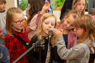Von Orgelmusik bis Soundanlage: Die Kinder des „Kitz“ aus Oederan und ihr Musikprojekt - Wie klingt es, wenn ich ins Mikro singe? Kinder des Oederaner „Kitz“ probierten sich am Projekttag aus.