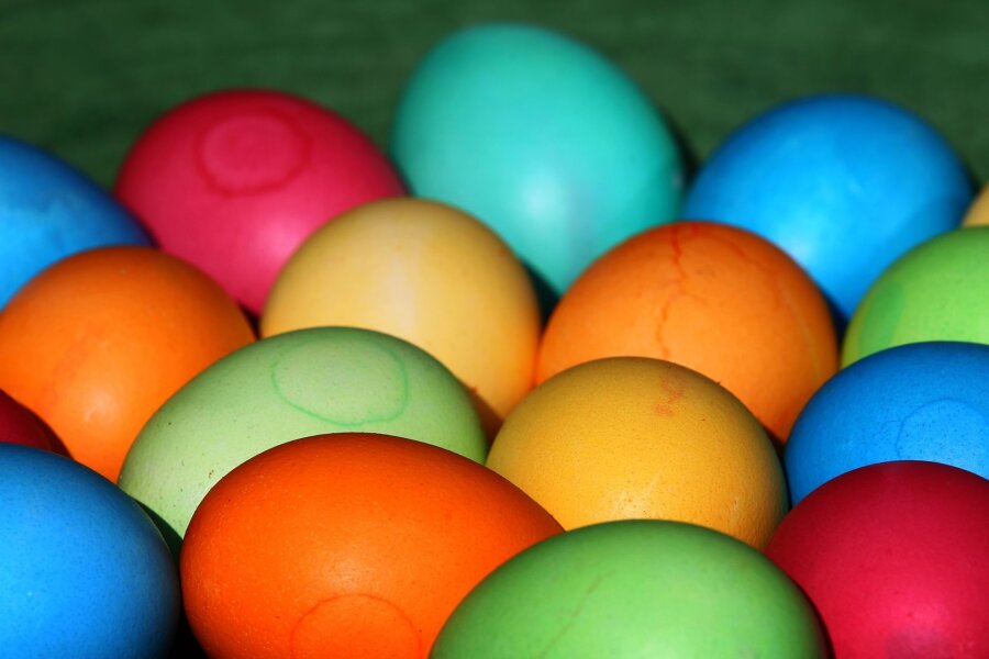 Von Ostereiern bis Eggs Benedict: Bemalt, beliebt - gesund? - Gibt es zu Ostern gefärbt in allen Farben: gekochte Eier.