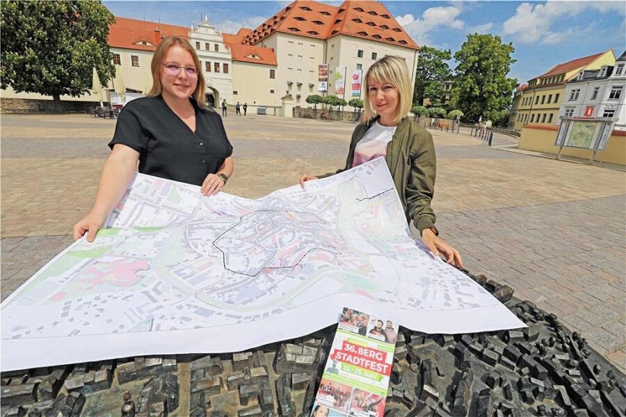 Von Parkplätzen bis Straßen zum Bergstadtfest in Freiberg: Diese Sperrungen stehen schon bald an - Anne Radecker (r.) und Marie Jürß vom Amt Kultur-Stadt-Marketing bereiten das Bergstadtfest 2023 mit vor. 