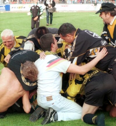 Von Pokalsiegen und großen Fußstapfen - Einer der Höhepunkte der vergangenen 25 Jahre: Der VFC Plauen wurde am 2. Mai 1999 nach einem Sieg gegen Erzgebirge Aue Sachsenpokalsieger. Der Jubel war unbeschreiblich. 
