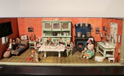Von Puppen und Küchen: Diese Ausstellung weckt Erinnerungen - Möbel, Geschirr und sogar ein Hund: Die Puppenküchen in der Schau sind liebevoll eingerichtet. 