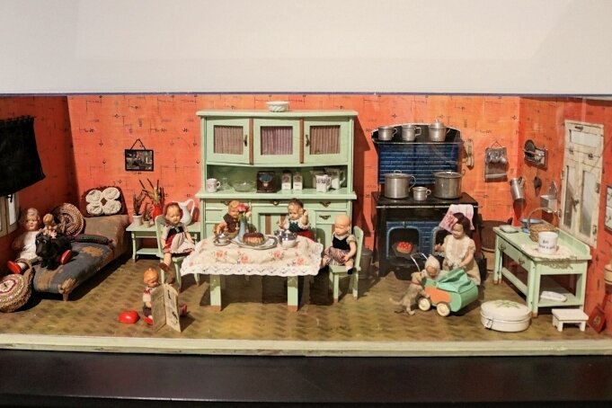 Von Puppen und Küchen: Diese Ausstellung weckt Erinnerungen - Möbel, Geschirr und sogar ein Hund: Die Puppenküchen in der Schau sind liebevoll eingerichtet. 