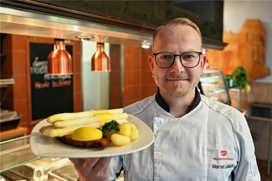 Von Schnitzel mit Spargel über Sushi bis zur indischen Spezialität: Das kommt in Rochlitz mittags auf den Teller - Zu den Gastronomiebetrieben in Rochlitz gehört die Bauernstube. Zum Team gehört Standortleiter Marcel Lailach. 