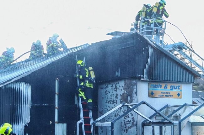 Von Silvester bis Neujahr: 38 Einsätze der Feuerwehr - Die Feuerwehr brachte am Supermarkt in Bockau den Brand unter Kontrolle.