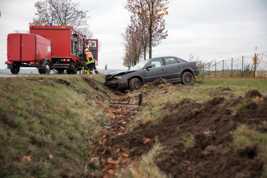 Von Straße abgekommen: Audi-Fahrer landet im Krankenhaus - 