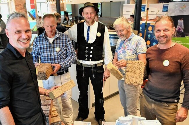Von Strohballenhaus bis Schaumglasschotter:  So nachhaltig bauen die Mittelsachsen - Ronny Kroll (r.) und Ronny Königstätter (l.) stellten zu den mittelsächsischen Bautagen in Mittweida Lehmziegel vor, bei denen nicht Stroh, sondern das festere Miscanthus-Gras für den nötigen Halt sorgt. 