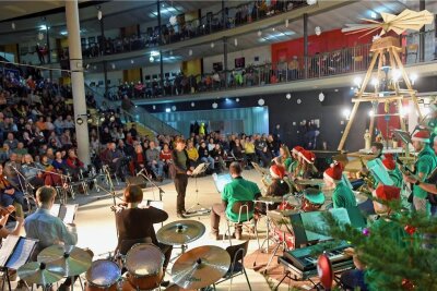Von Tanz bis Musik: weihnachtliche Revue am Flöhaer Gymnasium - Zum Ende der  traditionellen Weihnachtsrevue spielte die Big Band mit Streichergruppe. 