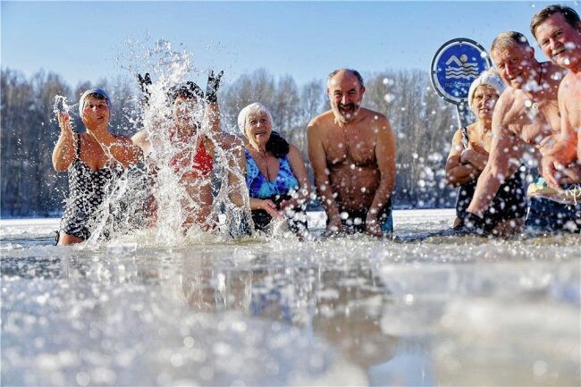 Von Teneriffa zum Eisbaden im Stausee Oberwald - Die Chemnitzer Winterschwimmer hatten am Mittwoch viel Badevergnügen am Stausee Oberwald bei Hohenstein-Ernstthal. Im Winterhalbjahr gehen sie jeden Mittwoch und Samstag baden.