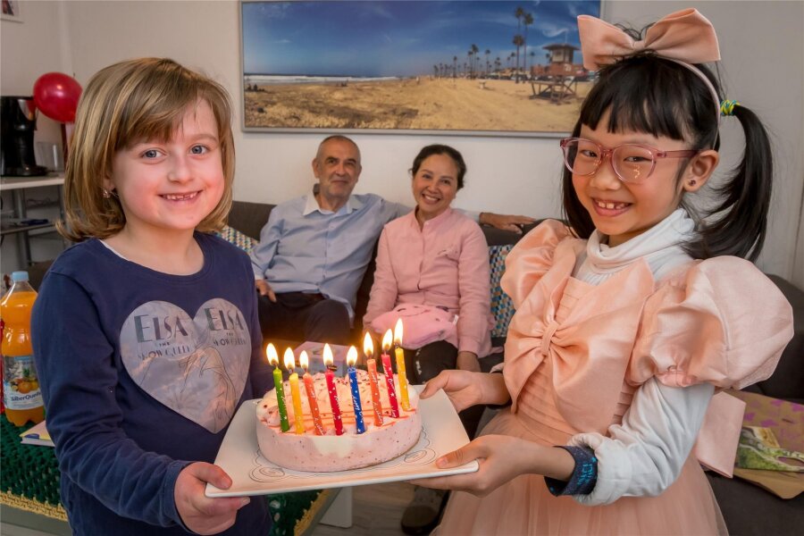 Von Vietnam ins Erzgebirge: Anh Thu feiert erstmals Geburtstag mit den Großeltern in Olbernhau - Anh Thu und ihre Freundin Juna (vorn v. r.) werden von den Großeltern beobachtet.