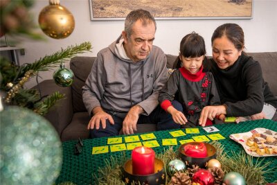 Von Vietnam nach Olbernhau: Anh Thus erstes Weihnachten im Erzgebirge - Nicht nur in der Weihnachtszeit spielen Wilhelm Schlax, Anh Thu und Thi Ai Phi Le gern gemeinsam.