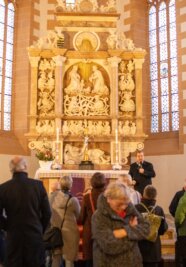 Von wahren Künstlern geschaffen: Der Hauptaltar in St. Annen - Reichlich sieben Meter ist der Altar hoch. Unten ist der ruhende biblische Stammvater Jesse zu sehen. Davor steht Arndt Kiesewetter.