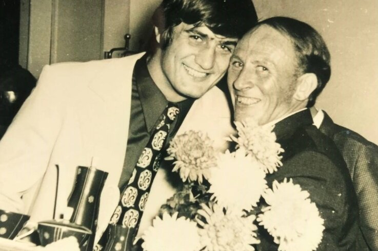 Das Archivfoto zeigt Wolfgang Nitschke (links) mit seinem Trainer Günter Stiegler beim Empfang nach den Olympischen Spielen von München 1972 bei Traktor Waldenburg im Vereinslokal Café Golde. 