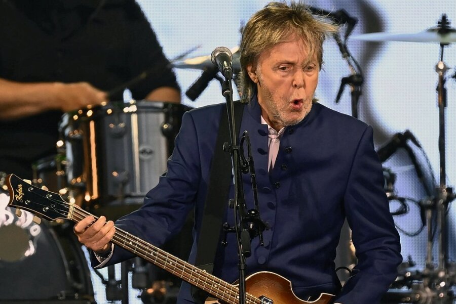Paul McCartney und Band auf der US-Tour "Got back" beim Auftritt im Camping World Stadium in Orlando im US-Bundesstaat Florida am 28. Mai 2022. Als nächstes spielt McCartney am kommenden Samstag beim Glastonbury Festival in Engand, das als größtes Musikfestival der Gegenwart gilt. 