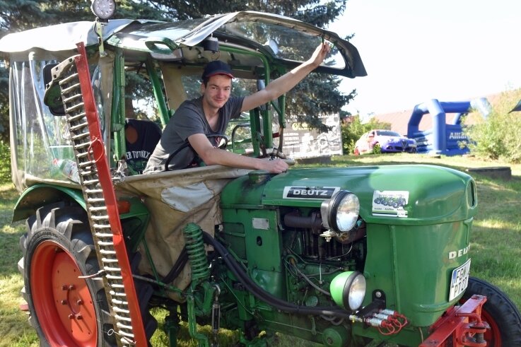 Von wegen "alte Klapperkiste" - Kevin Bellmann tuckerte mit einem Deutz-Traktor zum 12. Oldtimertreffen in Naundorf an. Gemeinsam mit seinem Opa friemelt der 18-Jährige an der betagten Landtechnikmaschine..