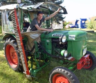 Von wegen "alte Klapperkiste" - Kevin Bellmann tuckerte mit einem Deutz-Traktor zum 12. Oldtimertreffen in Naundorf an. Gemeinsam mit seinem Opa friemelt der 18-Jährige an der betagten Landtechnikmaschine..