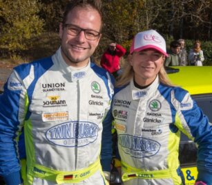 Von wegen undankbarer vierter Platz - Haben nach einer tollen Heimrallye gut lachen: Philipp Geipel und seine Beifahrerin Kathrin Becker-Brugger.