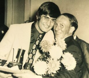 Von Westsachsen bis in die Weltspitze - Das Archivfoto zeigt Wolfgang Nitschke (links) mit seinem Trainer Günter Stiegler beim Empfang nach den Olympischen Spielen von München 1972 bei Traktor Waldenburg im Vereinslokal Café Golde. 