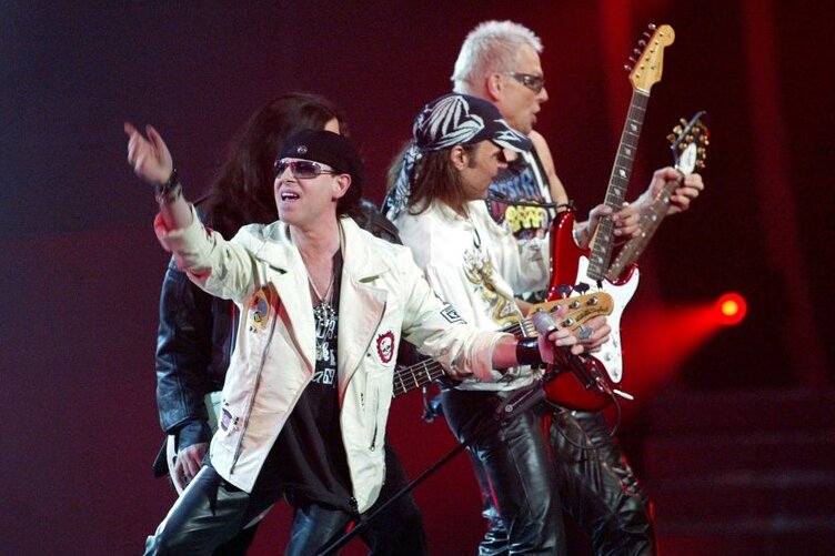 Klaus Meine (links) tritt mit seiner Rockgruppe Scorpions bei der Fernsehshow "50 Jahre Rock" mit dem Lied "Wind of Change" auf. Vielen gilt dieses von Klaus Meine gesungene und gepfiffene Lied als perfekte Wende-Hymne. 