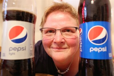 Von Winnetou bis Pepsi-Carola: Ein Leben mit ungewöhnlichen Vornamen - Im Bild: Pepsi-Carola Krohn posiert mit zwei "Pepsi"-Getränkeflaschen in Hamburg.