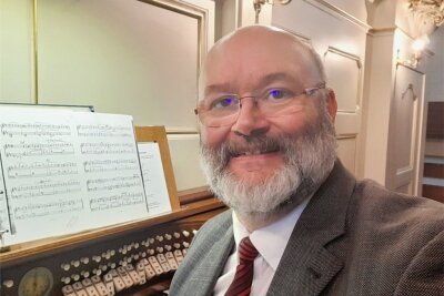 Von Zahlen zu Noten: Jörg Einert wird Kirchenmusiker - Der frühere Kämmerer der Stadt Augustusburg, Jörg Einert, wird Kirchenmusiker in Grünhainichen. 