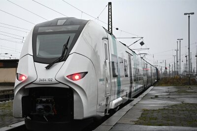 Von Zwickau nach Leipzig mit dem Zug: Kürzere Fahrzeit dank neuer S-Bahn - Ein Modell der neuen S-Bahn wird im Rahmen des zehnjährigen City-Tunnel-Jubiläums auf einem Gleis des Leipziger Hauptbahnhofs präsentiert. Dieser Tunnel ermöglichte den Start der Linien S5 und S5X.