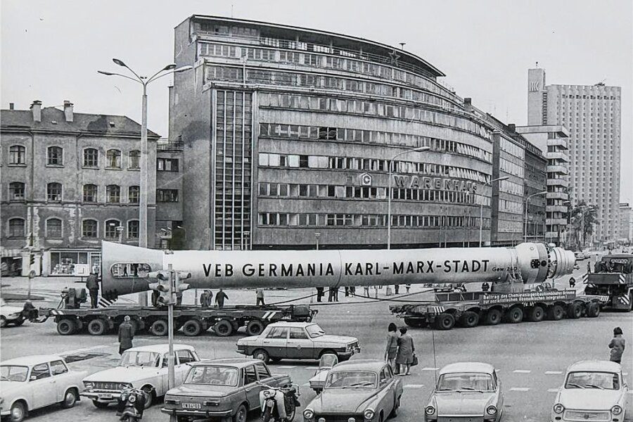 Vor 30 Jahren an einen Inder verscherbelt: Wie Ehemalige auf die 150-jährige Geschichte der „Germania“ in Chemnitz schauen - Transport eines großen Anlagenteils durch die Innenstadt von Karl-Marx-Stadt in den 1970er Jahren.