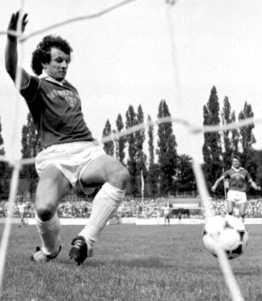 Erhard Süß aus Schwarzbach erzielte 1981 beim dramatischen Saisonfinale sein erstes Oberliga-Tor für Aue. Diese Aufnahme zeigt ihn in einer Partie 1984, als er einen Gegentreffer gerade noch so vereitelt. 
