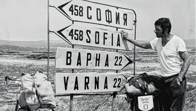 Vor 50 Jahren: Per Rad ans Schwarze Meer - Nach den Angaben auf diesen Hinweisschildern sind es noch 22 Kilometer bis zum Schwarzen Meer. Dann endlich ist er möglich, der ersehnte Sprung in die Fluten.