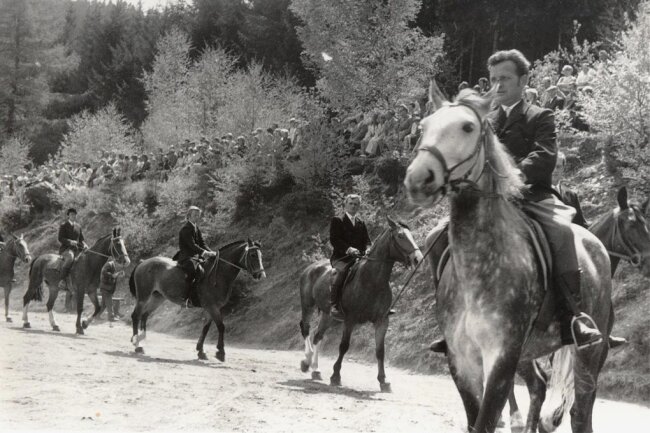 Vor 50 Jahren: Pferdesportler gründen Sektion in Rittersgrün - Reitsport auf dem alten Sportplatz von Rittersgrün im Jahr 1972. 