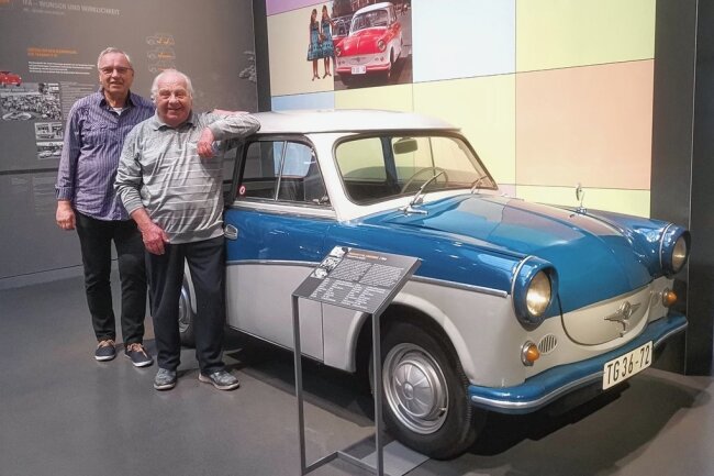 Vor 65 Jahren: Als in Zwickau der erste Trabant vom Band rollte - Roland Schulze (r.) und Wolfgang Kießling vor einem P 50 im August-Horch-Museum Zwickau. 
