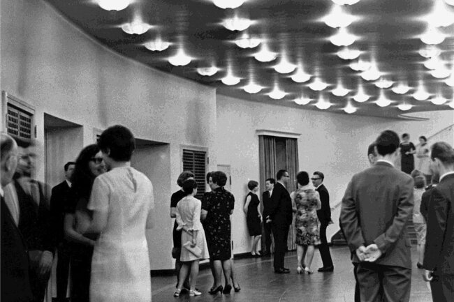 DDR-Präsident Wilhelm Pieck war schon ein paar Tage früher da: Gäste der feierlichen Wiedereröffnung des Chemnitzer Opernhauses am 26./27. Mai 1951. 