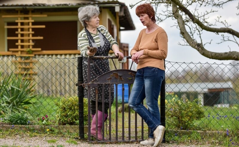 Vor allem auf dem Land stehen viele Kleingärten leer - Jutta Nawrath, die von einem zum anderen Garten umgezogen ist, im Gespräch mit der Vereinsvorsitzenden Susann Schmid (rechts).