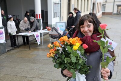 Vor dem internationalen Frauentag: Passantinnen in Glauchau erhalten Fair-Trade-Rosen - Julia Stein verteilte am Samstag auf dem Glauchauer Markt Rosen an Passantinnen. 
