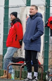 Vor dem Westsachsen-Derby: "Alle brennen auf das Spiel" - Fußballtrainer Sven Schmidt (rechts) steht beim Meeraner SV an der Seitenlinie. Von 2015 bis 2019 betreute er den kommenden Gegner Oberlungwitzer SV. 