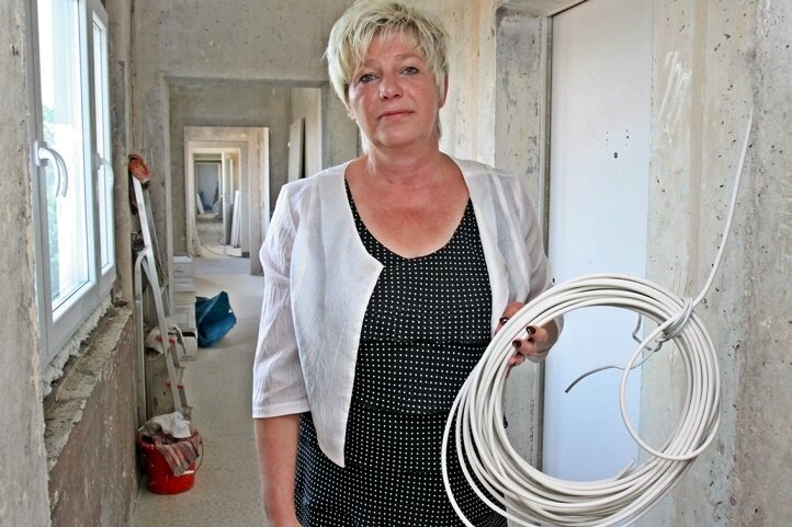 Vor der Türe herrscht das Chaos - Leben auf der Baustelle: Heike Köhler ist über das "Wohnumfeld" ihrer Mutter entsetzt.
