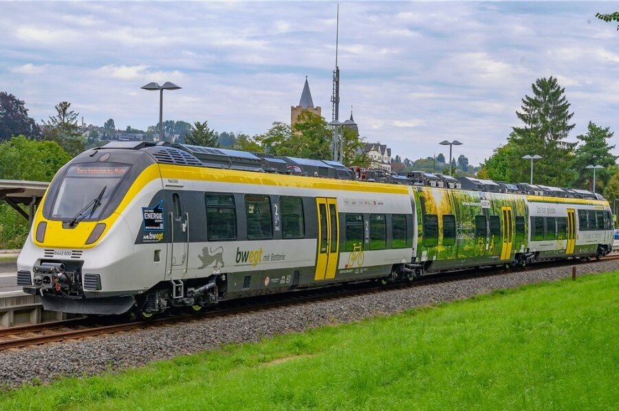 Der Batteriezug von Alstom macht auf der Premierenfahrt Halt im Bahnhof von Zschopau. 